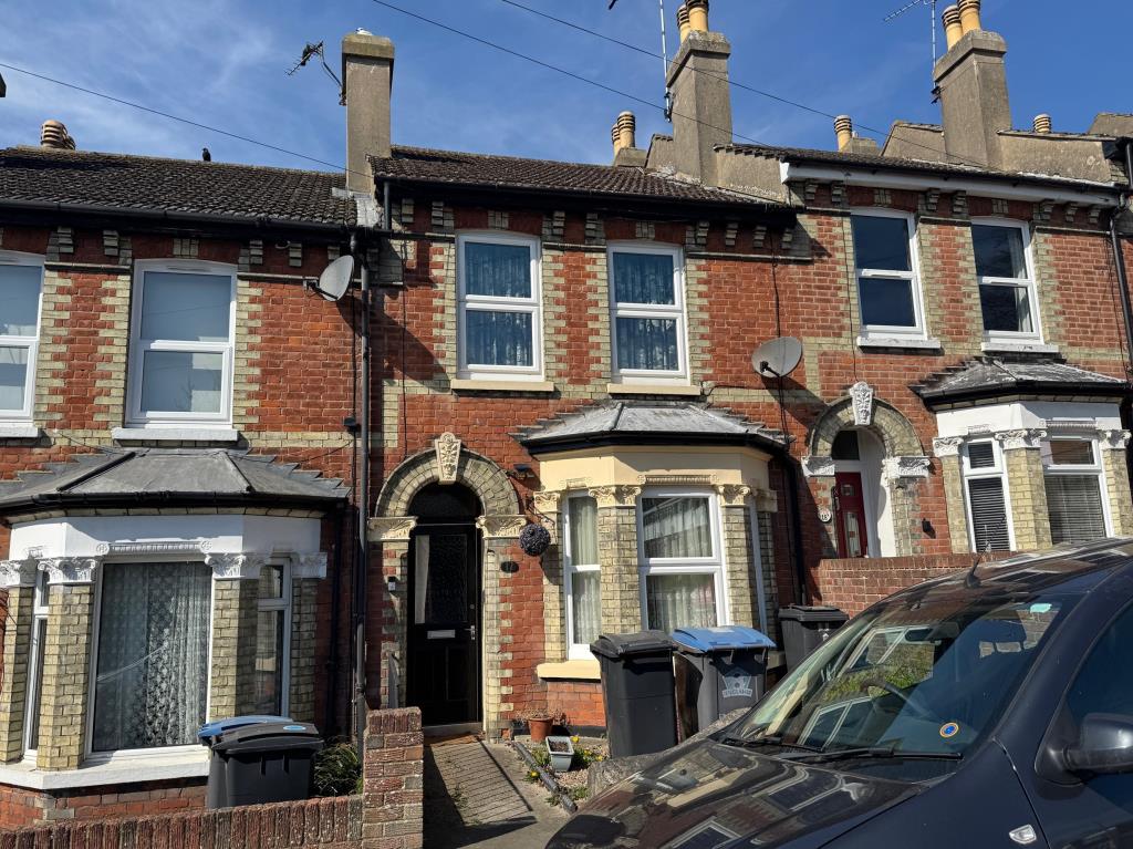 Lot: 44 - BAY FRONTED HOUSE FOR INVESTMENT - Front of property